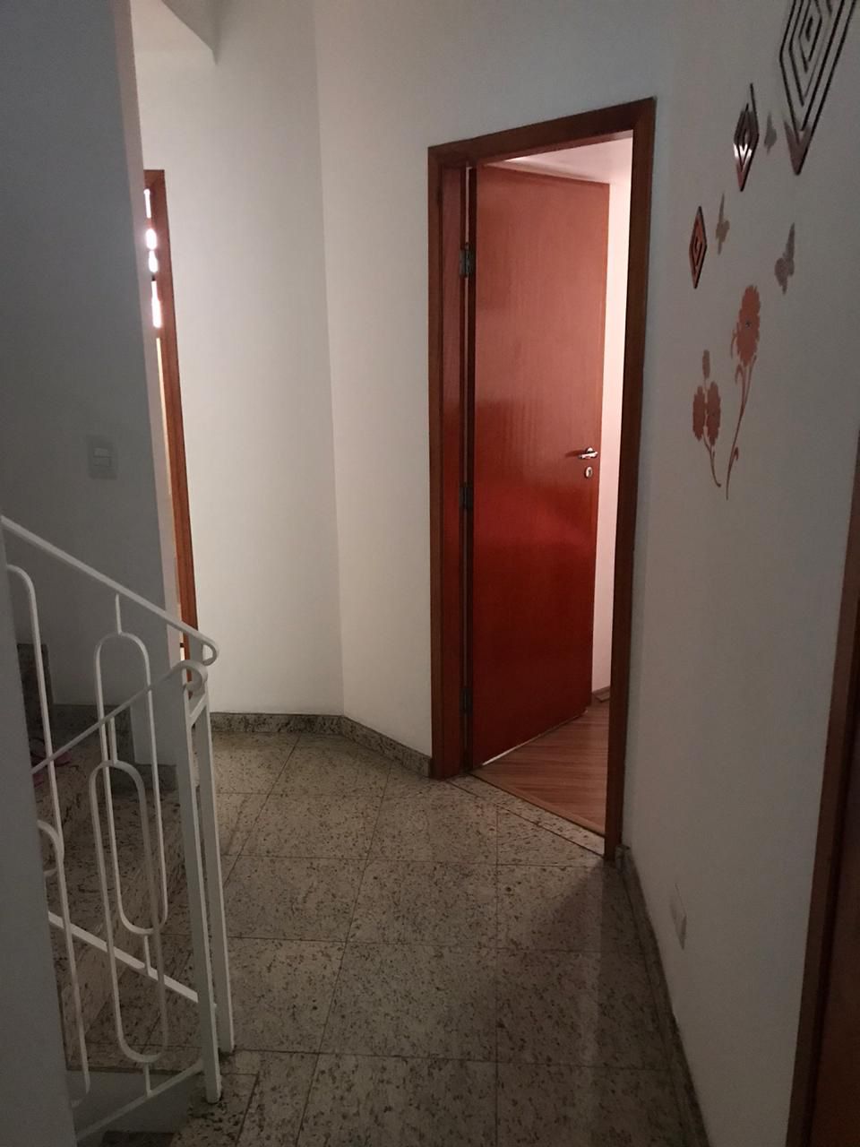 Casa em Condomínio Fechado – Vila Granada   ✨ Características do Imóvel:  3 dormitórios (sendo 2 suítes)  154 m²  2 vagas de garagem  Sala com dois ambientes e lavabo  Quarto com sacada  Sótão com suíte e pé direito alto   Condomínio com lazer