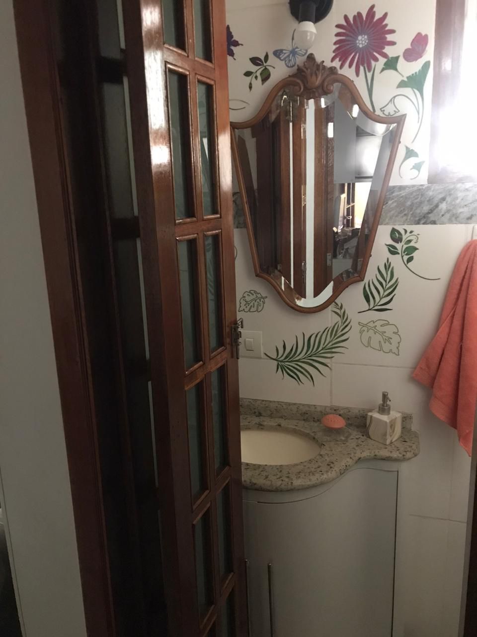 Casa em Condomínio Fechado – Vila Granada   ✨ Características do Imóvel:  3 dormitórios (sendo 2 suítes)  154 m²  2 vagas de garagem  Sala com dois ambientes e lavabo  Quarto com sacada  Sótão com suíte e pé direito alto   Condomínio com lazer