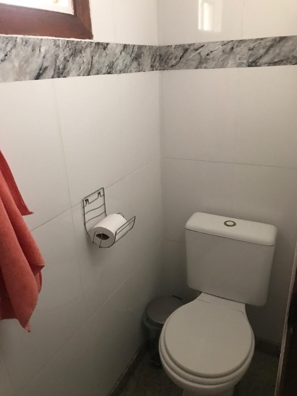 Casa em Condomínio Fechado – Vila Granada   ✨ Características do Imóvel:  3 dormitórios (sendo 2 suítes)  154 m²  2 vagas de garagem  Sala com dois ambientes e lavabo  Quarto com sacada  Sótão com suíte e pé direito alto   Condomínio com lazer