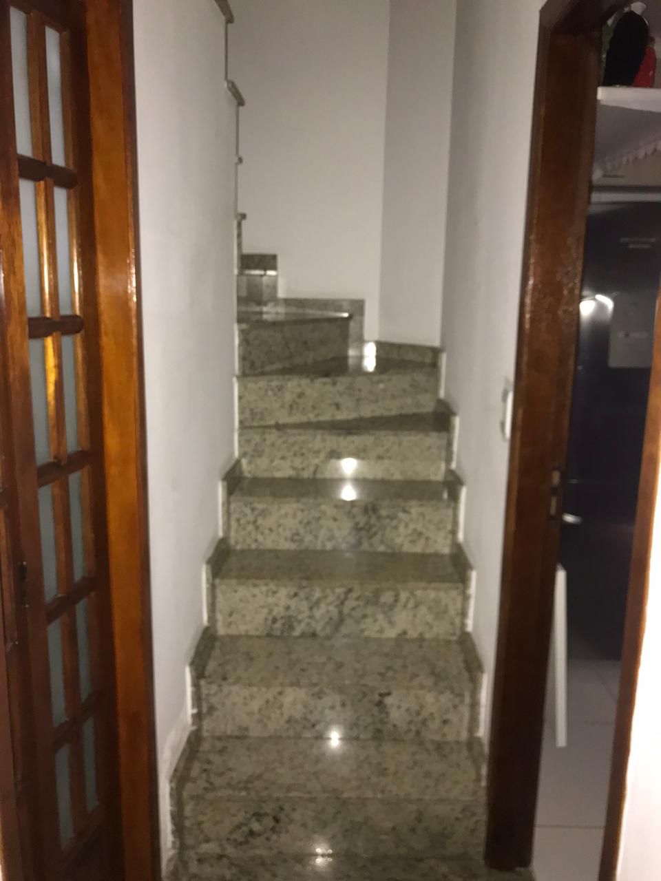 Casa em Condomínio Fechado – Vila Granada   ✨ Características do Imóvel:  3 dormitórios (sendo 2 suítes)  154 m²  2 vagas de garagem  Sala com dois ambientes e lavabo  Quarto com sacada  Sótão com suíte e pé direito alto   Condomínio com lazer