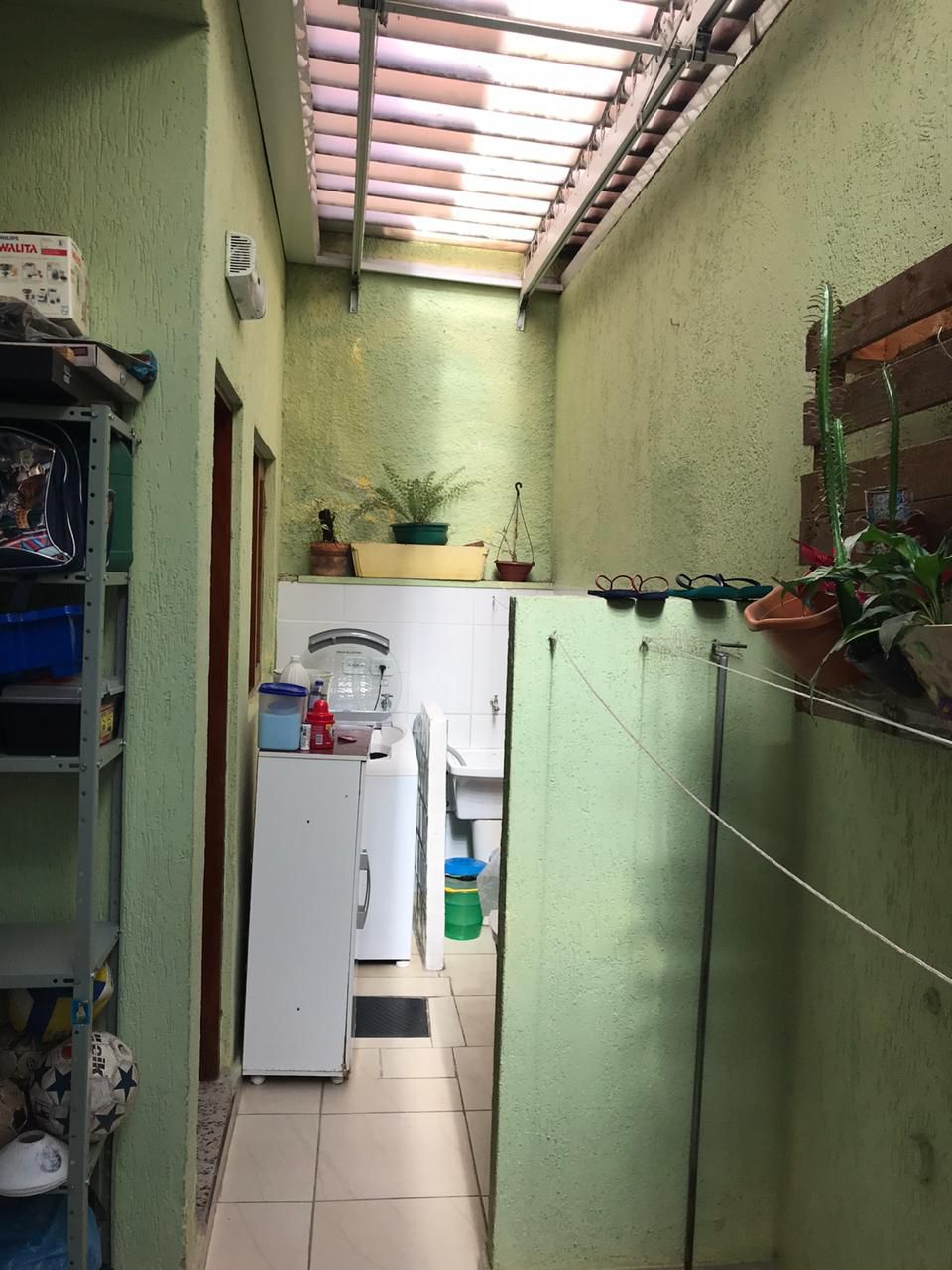 Casa em Condomínio Fechado – Vila Granada   ✨ Características do Imóvel:  3 dormitórios (sendo 2 suítes)  154 m²  2 vagas de garagem  Sala com dois ambientes e lavabo  Quarto com sacada  Sótão com suíte e pé direito alto   Condomínio com lazer