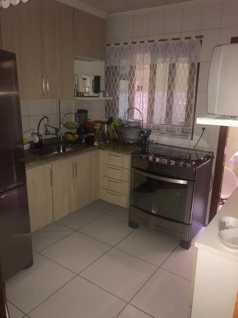 Casa em Condomínio Fechado – Vila Granada   ✨ Características do Imóvel:  3 dormitórios (sendo 2 suítes)  154 m²  2 vagas de garagem  Sala com dois ambientes e lavabo  Quarto com sacada  Sótão com suíte e pé direito alto   Condomínio com lazer