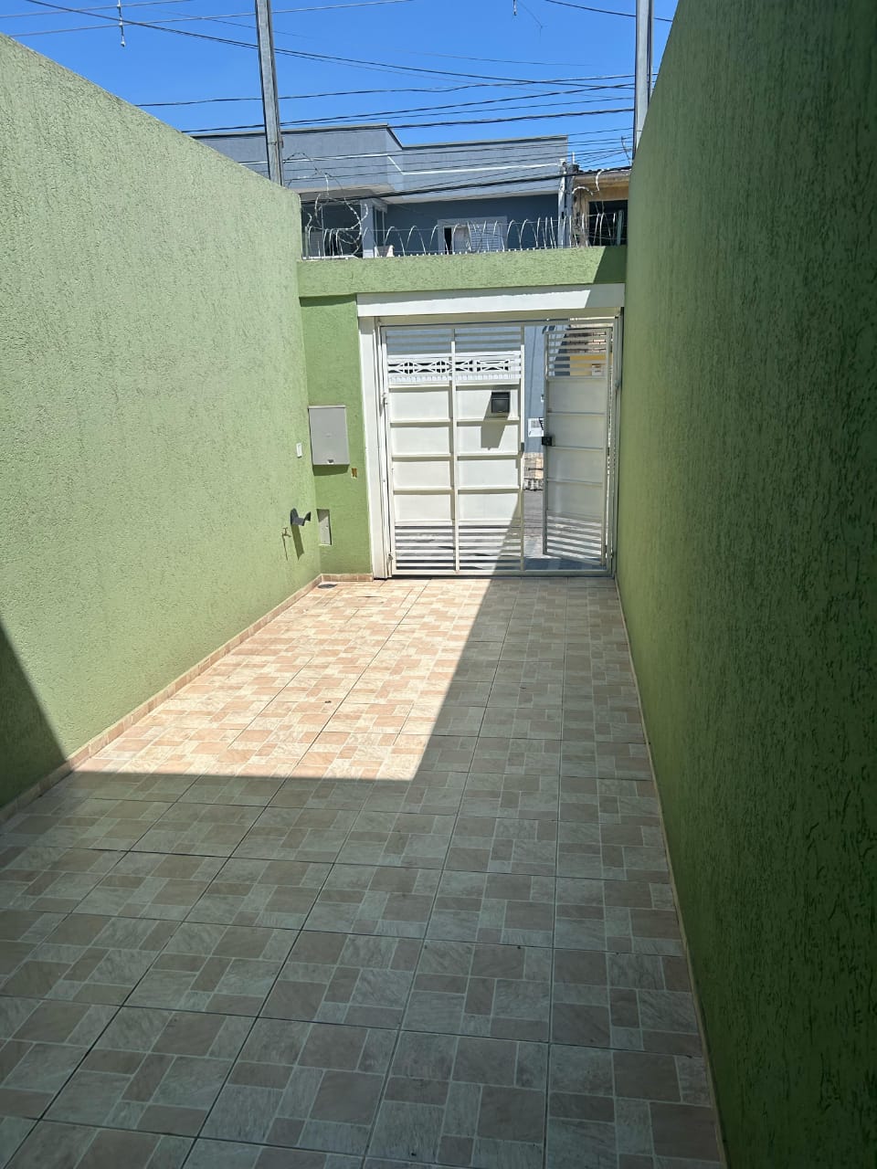  SOBRADO FRONTAL COM DESCONTO EXCLUSIVO!   Rua Antônio Lopes Jardim Bandeirantes (Cidade Líder)   3 Dormitórios (1 Suíte)  2 Vagas  106m² Construídos  Quintal  Jardim de Inverno  Sacada 