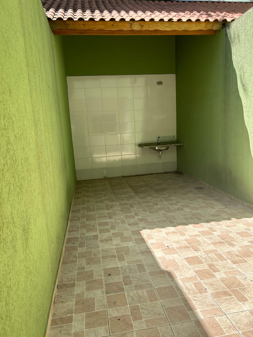  SOBRADO FRONTAL COM DESCONTO EXCLUSIVO!   Rua Antônio Lopes Jardim Bandeirantes (Cidade Líder)   3 Dormitórios (1 Suíte)  2 Vagas  106m² Construídos  Quintal  Jardim de Inverno  Sacada 