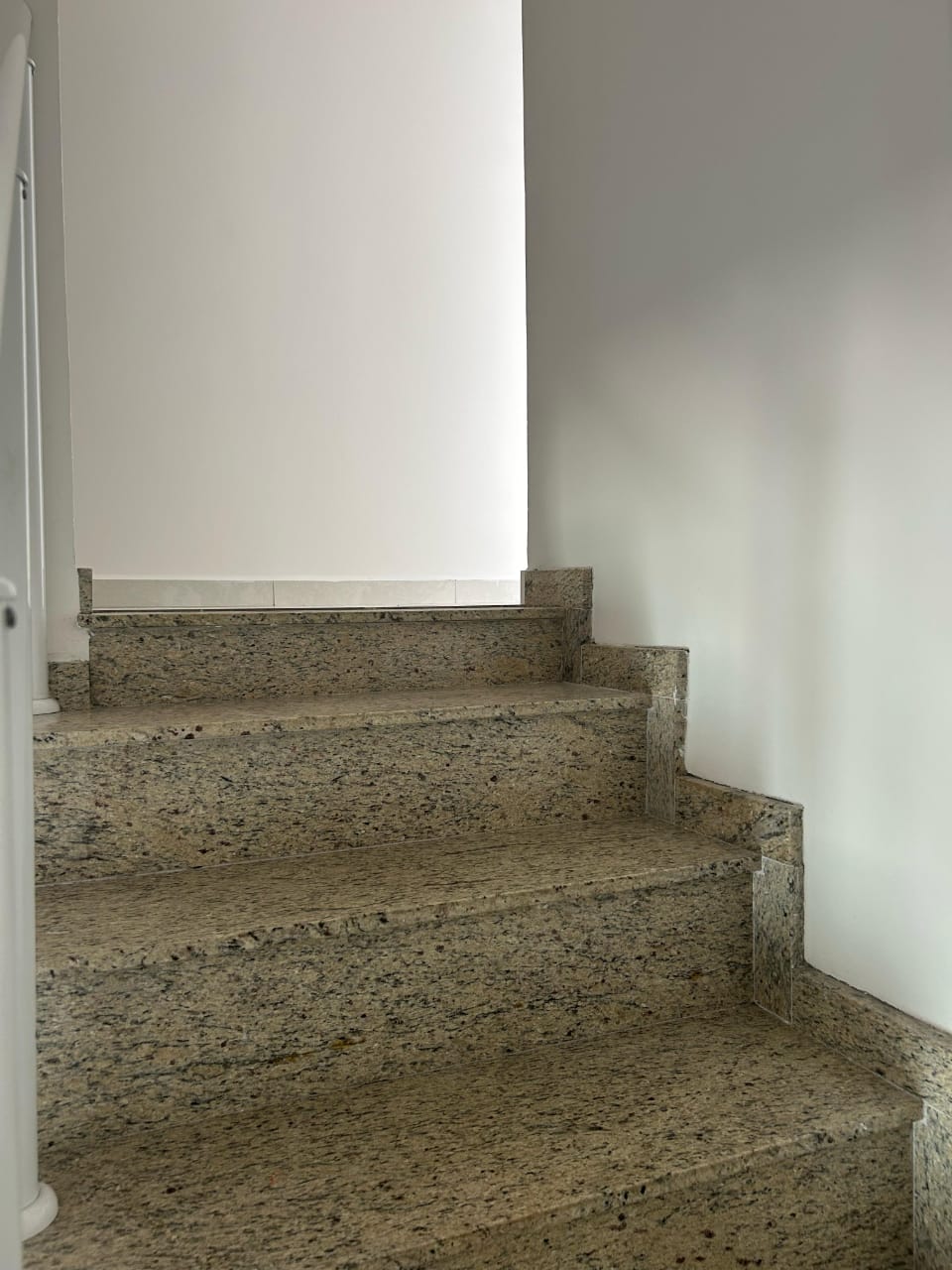  SOBRADO FRONTAL COM DESCONTO EXCLUSIVO!   Rua Antônio Lopes Jardim Bandeirantes (Cidade Líder)   3 Dormitórios (1 Suíte)  2 Vagas  106m² Construídos  Quintal  Jardim de Inverno  Sacada 