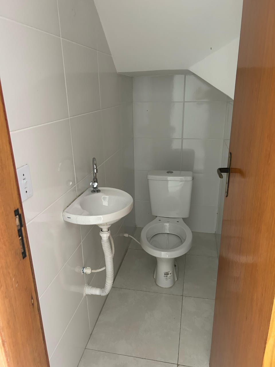  SOBRADO FRONTAL COM DESCONTO EXCLUSIVO!   Rua Antônio Lopes Jardim Bandeirantes (Cidade Líder)   3 Dormitórios (1 Suíte)  2 Vagas  106m² Construídos  Quintal  Jardim de Inverno  Sacada 