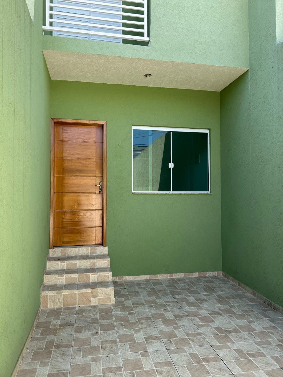  SOBRADO FRONTAL COM DESCONTO EXCLUSIVO!   Rua Antônio Lopes Jardim Bandeirantes (Cidade Líder)   3 Dormitórios (1 Suíte)  2 Vagas  106m² Construídos  Quintal  Jardim de Inverno  Sacada 