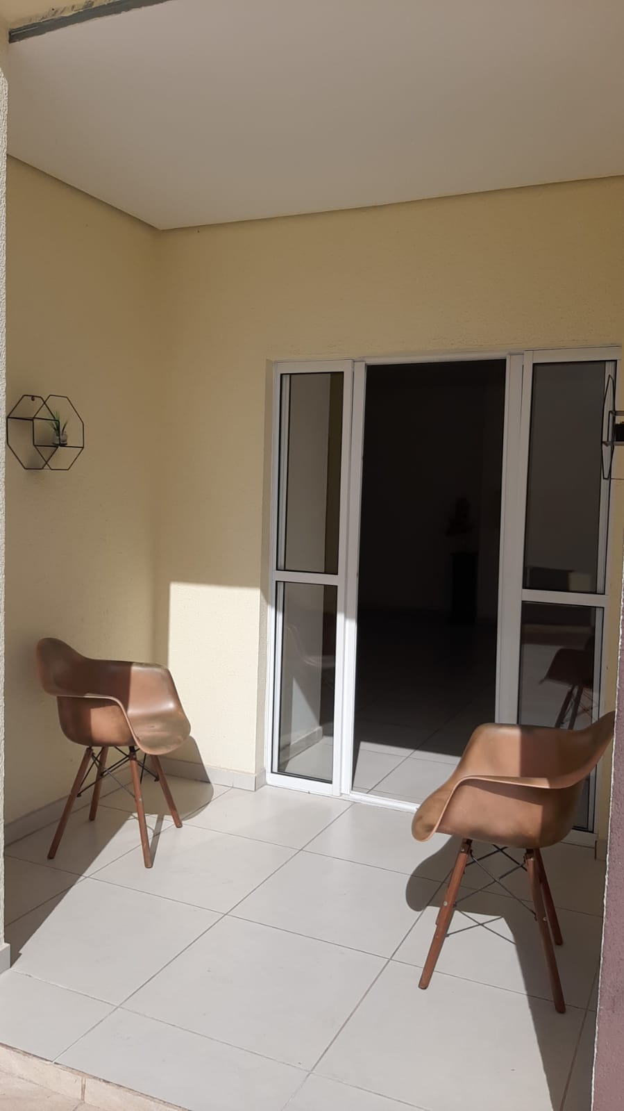  APARTAMENTO COM DESCONTO IMPERDÍVEL!   Jardim Imperador  Apenas 2 km do Shopping Aricanduva!   2 Dormitórios  1 Vaga Coberta Definitiva  Condomínio com elevador, salão de festas, churrasqueira e playground