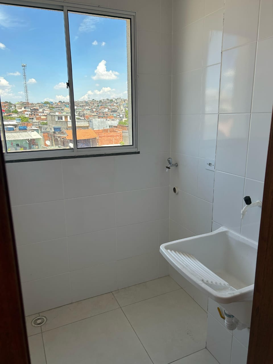  APARTAMENTO COM DESCONTO IMPERDÍVEL!   Jardim Imperador  Apenas 2 km do Shopping Aricanduva!   2 Dormitórios  1 Vaga Coberta Definitiva  Condomínio com elevador, salão de festas, churrasqueira e playground