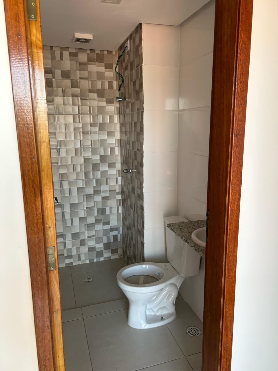  APARTAMENTO COM DESCONTO IMPERDÍVEL!   Jardim Imperador  Apenas 2 km do Shopping Aricanduva!   2 Dormitórios  1 Vaga Coberta Definitiva  Condomínio com elevador, salão de festas, churrasqueira e playground