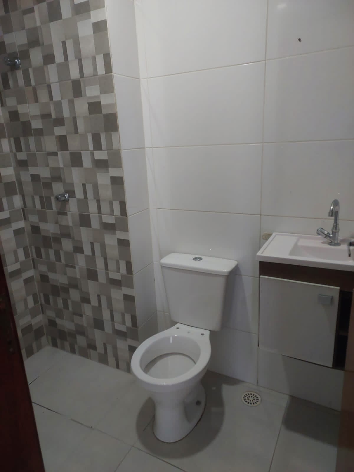  APARTAMENTO COM DESCONTO IMPERDÍVEL!   Jardim Imperador  Apenas 2 km do Shopping Aricanduva!   2 Dormitórios  1 Vaga Coberta Definitiva  Condomínio com elevador, salão de festas, churrasqueira e playground