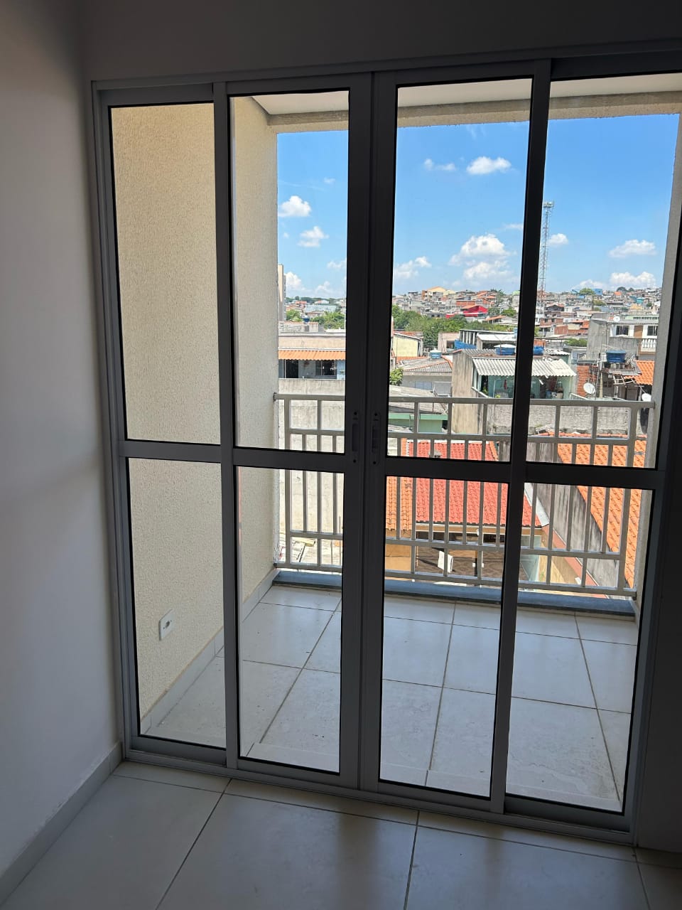  APARTAMENTO COM DESCONTO IMPERDÍVEL!   Jardim Imperador  Apenas 2 km do Shopping Aricanduva!   2 Dormitórios  1 Vaga Coberta Definitiva  Condomínio com elevador, salão de festas, churrasqueira e playground