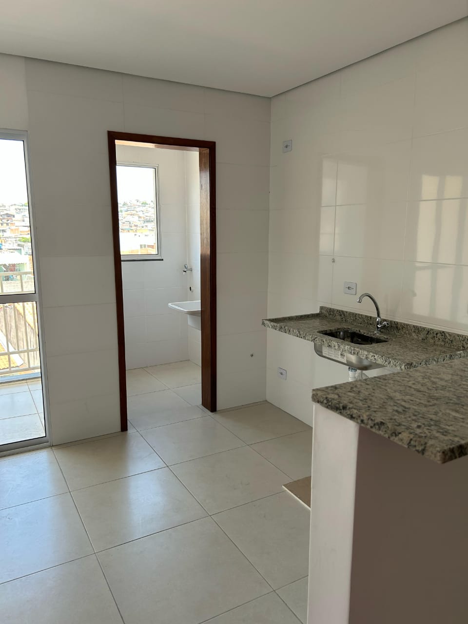  APARTAMENTO COM DESCONTO IMPERDÍVEL!   Jardim Imperador  Apenas 2 km do Shopping Aricanduva!   2 Dormitórios  1 Vaga Coberta Definitiva  Condomínio com elevador, salão de festas, churrasqueira e playground