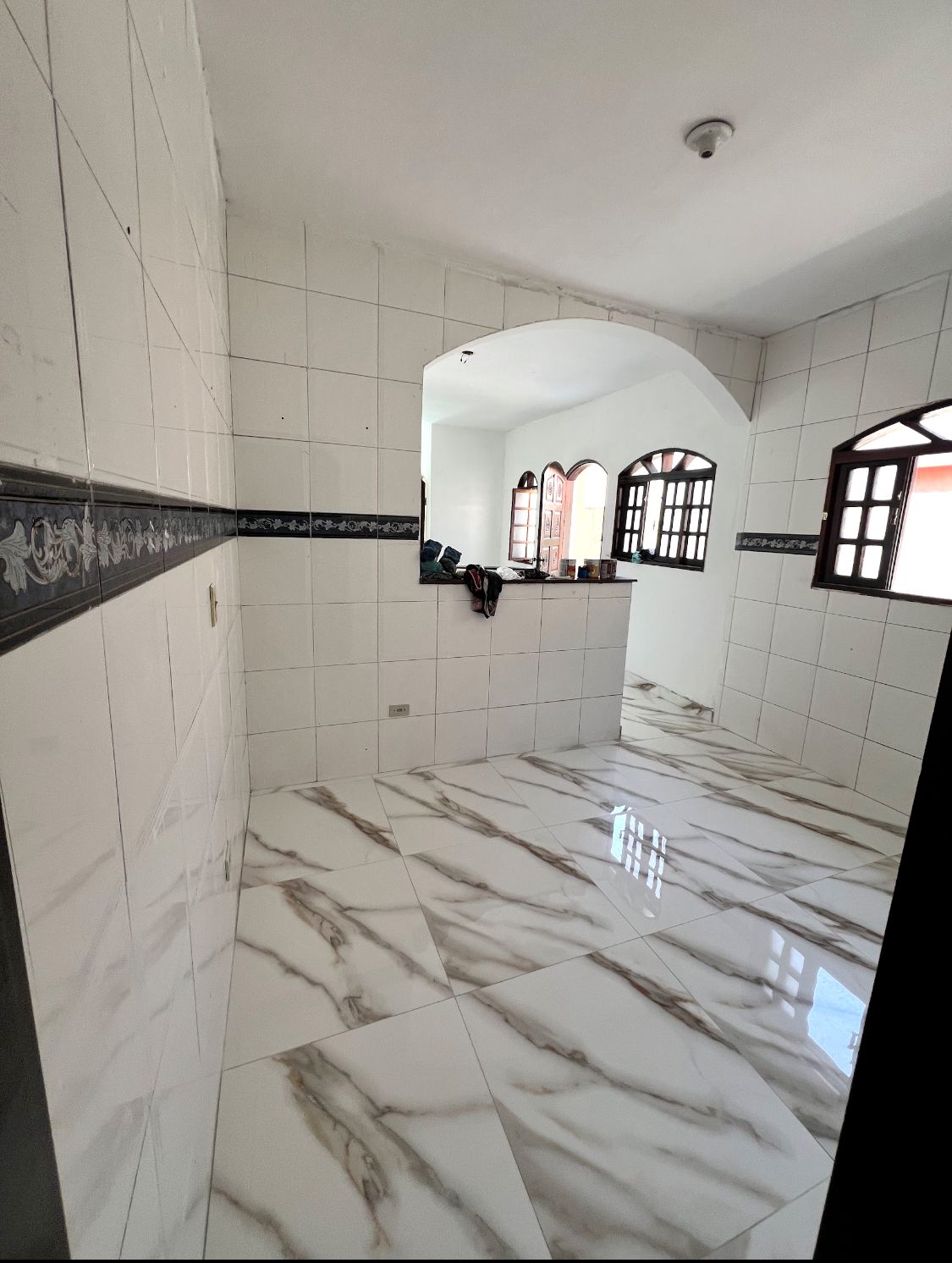  Sobrado à Venda  Bairro Limoeiro  ✨ Imóvel amplo, moderno e recém reformado no porcelanato! Localização privilegiada no Bairro Limoeiro   Detalhes do imóvel:  6 dormitórios, sendo 2 suítes  190 m² de área útil  5 vagas de garagem