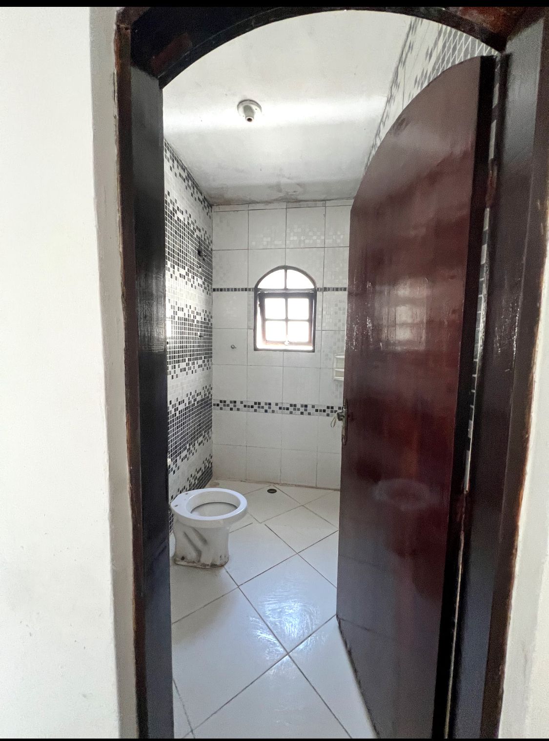  Sobrado à Venda  Bairro Limoeiro  ✨ Imóvel amplo, moderno e recém reformado no porcelanato! Localização privilegiada no Bairro Limoeiro   Detalhes do imóvel:  6 dormitórios, sendo 2 suítes  190 m² de área útil  5 vagas de garagem