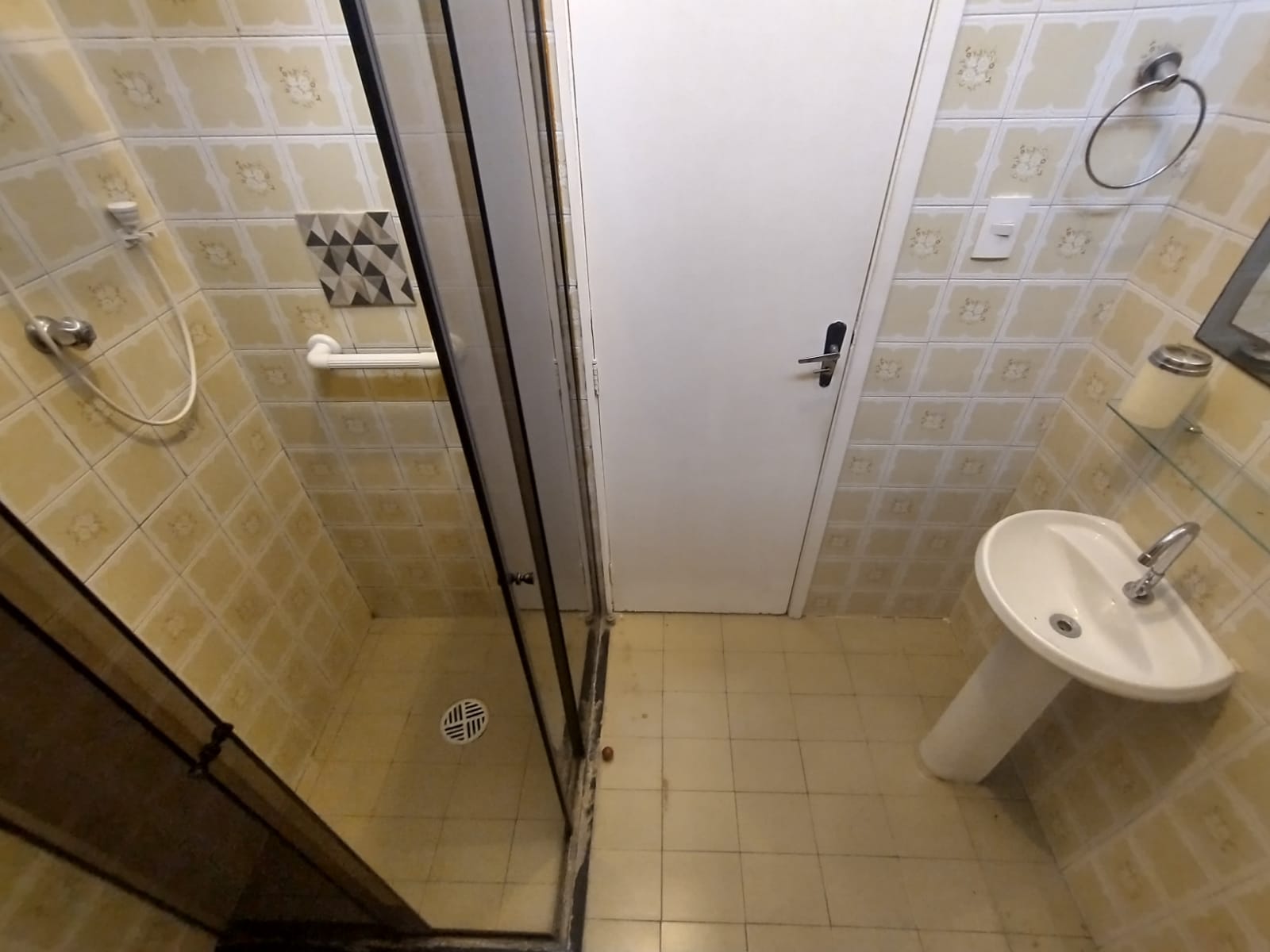  Sobrado à Venda  Água Rasa   Excelente localização! Próximo ao Colégio 7 de Setembro e a apenas 10 minutos das estações de metrô Belém e Tatuapé.  ✨ Características do imóvel:  Terreno: 4m x 20m (80m²)  Área construída: aprox. 140m²  3 dormitórios  1 vaga de garagem