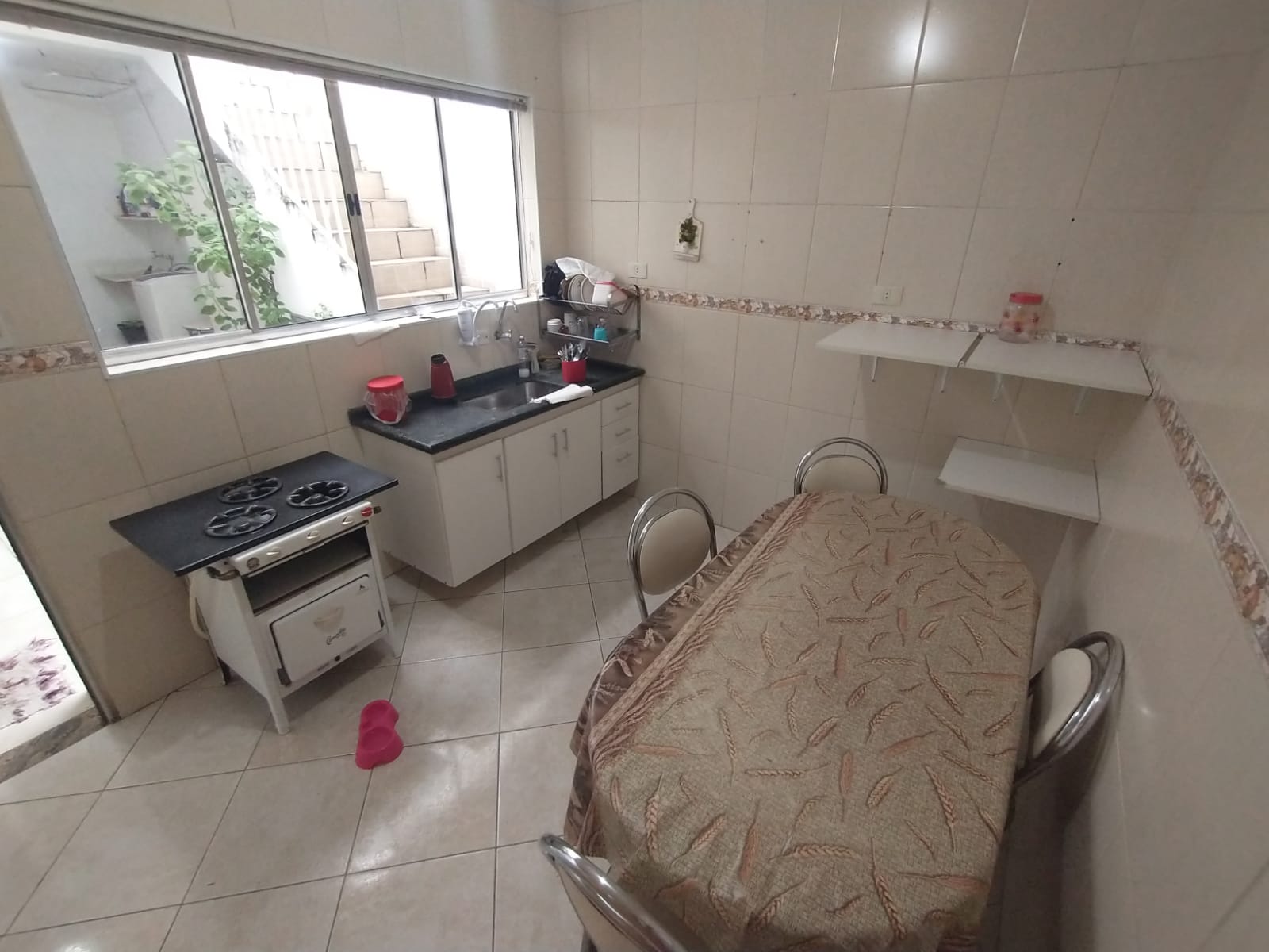  Sobrado à Venda  Água Rasa   Excelente localização! Próximo ao Colégio 7 de Setembro e a apenas 10 minutos das estações de metrô Belém e Tatuapé.  ✨ Características do imóvel:  Terreno: 4m x 20m (80m²)  Área construída: aprox. 140m²  3 dormitórios  1 vaga de garagem