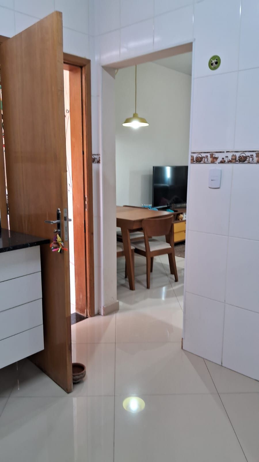  Sobrado à Venda  Condomínio Residencial Porto Belo   Localização privilegiada   ✨ Características do imóvel:  Área útil: 70,74 m²  2 dormitórios, sendo 2 suítes  Sala aconchegante  Cozinha planejada com armários  Lavabo  Área de serviço com churrasqueira  1 vaga de garagem