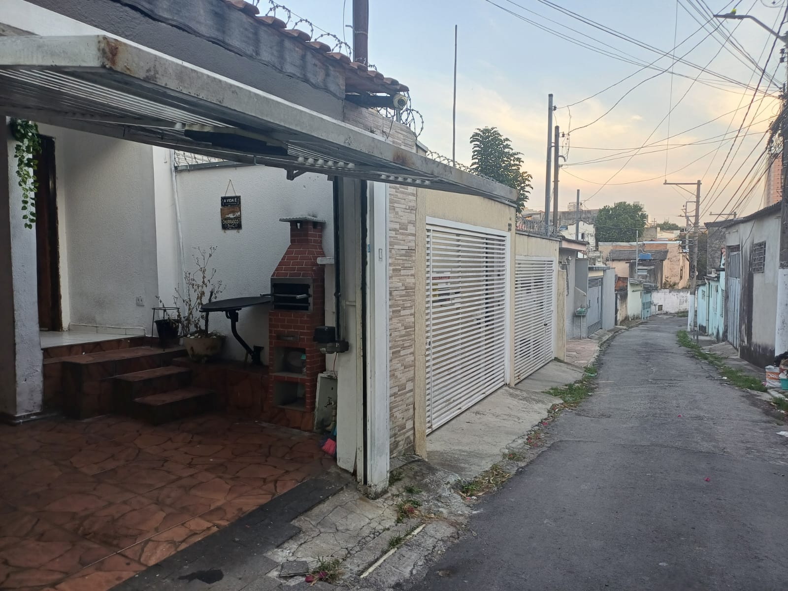  Sobrado à Venda Penha de França  Localização privilegiada, em rua tranquila e com moradores antigos, próximo ao Shopping Penha e a todo comércio da região.  ✨ Características do imóvel:  Área construída: 89m²  2 dormitórios amplos  Sala para dois ambientes  Cozinha bem espaçosa