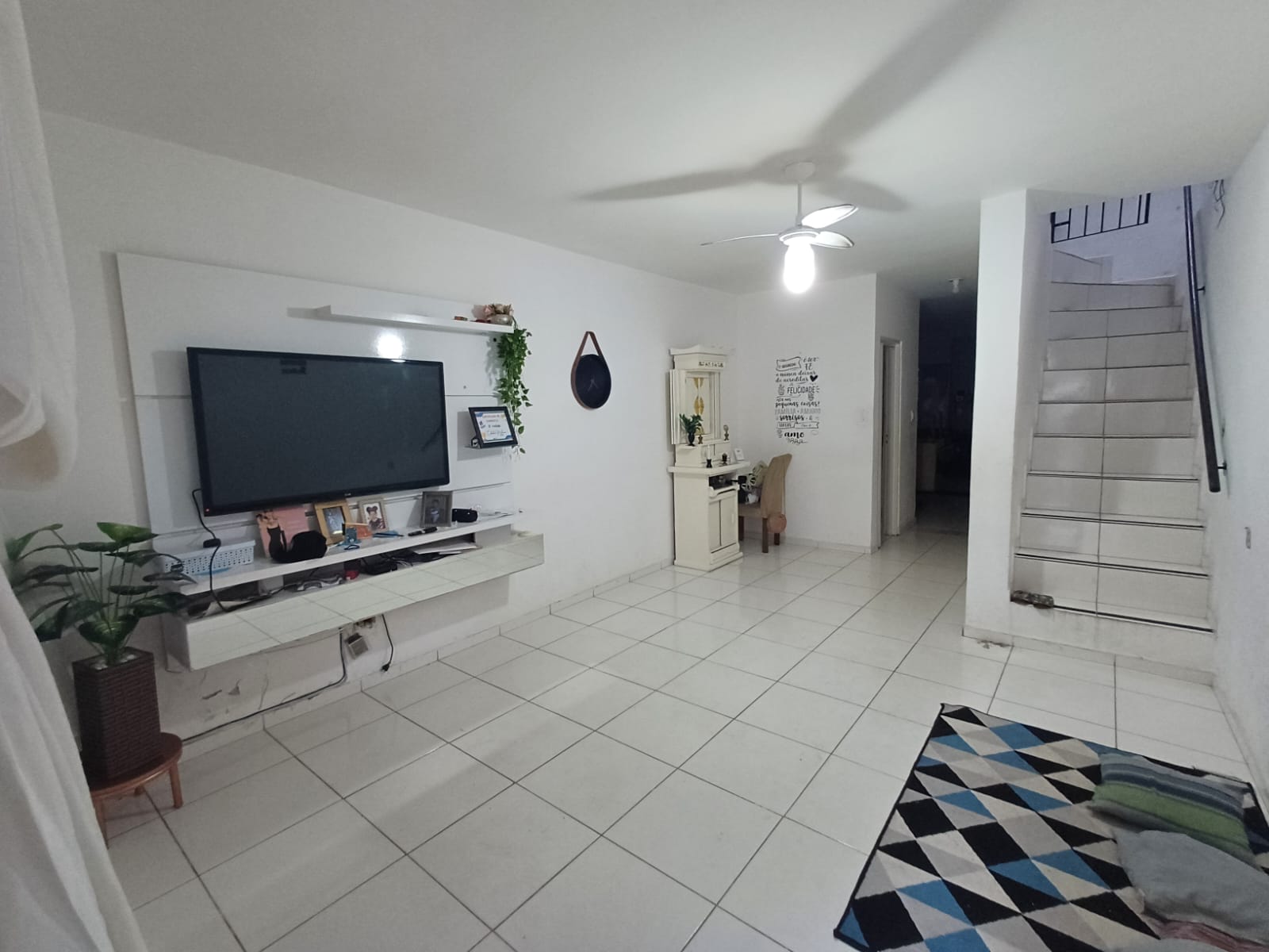  Sobrado à Venda Penha de França  Localização privilegiada, em rua tranquila e com moradores antigos, próximo ao Shopping Penha e a todo comércio da região.  ✨ Características do imóvel:  Área construída: 89m²  2 dormitórios amplos  Sala para dois ambientes  Cozinha bem espaçosa