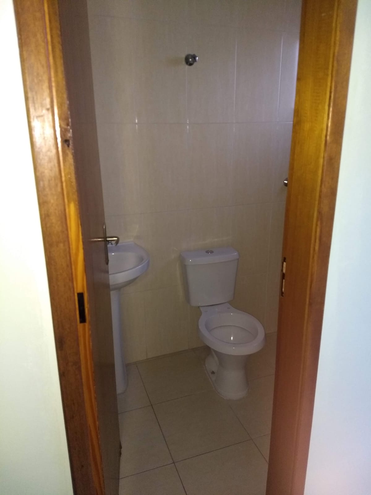 Lindíssimo Sobrado – Jardim das Oliveiras  Localização excelente, ao lado do Centro do Jardim das Oliveiras, próximo a mercados, farmácias, padarias, pontos de ônibus e UBS do bairro.  ✨ Características do imóvel:  Área construída: 70m²  2 dormitórios, sendo 2 suítes  2 vagas de garagem