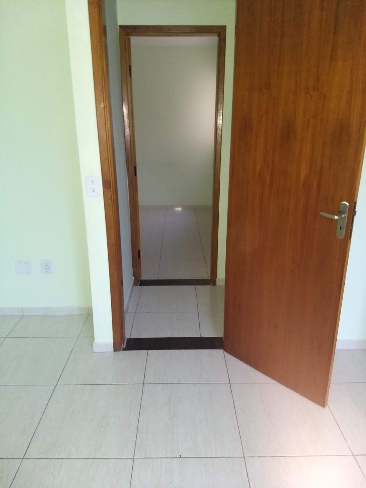 Lindíssimo Sobrado – Jardim das Oliveiras  Localização excelente, ao lado do Centro do Jardim das Oliveiras, próximo a mercados, farmácias, padarias, pontos de ônibus e UBS do bairro.  ✨ Características do imóvel:  Área construída: 70m²  2 dormitórios, sendo 2 suítes  2 vagas de garagem