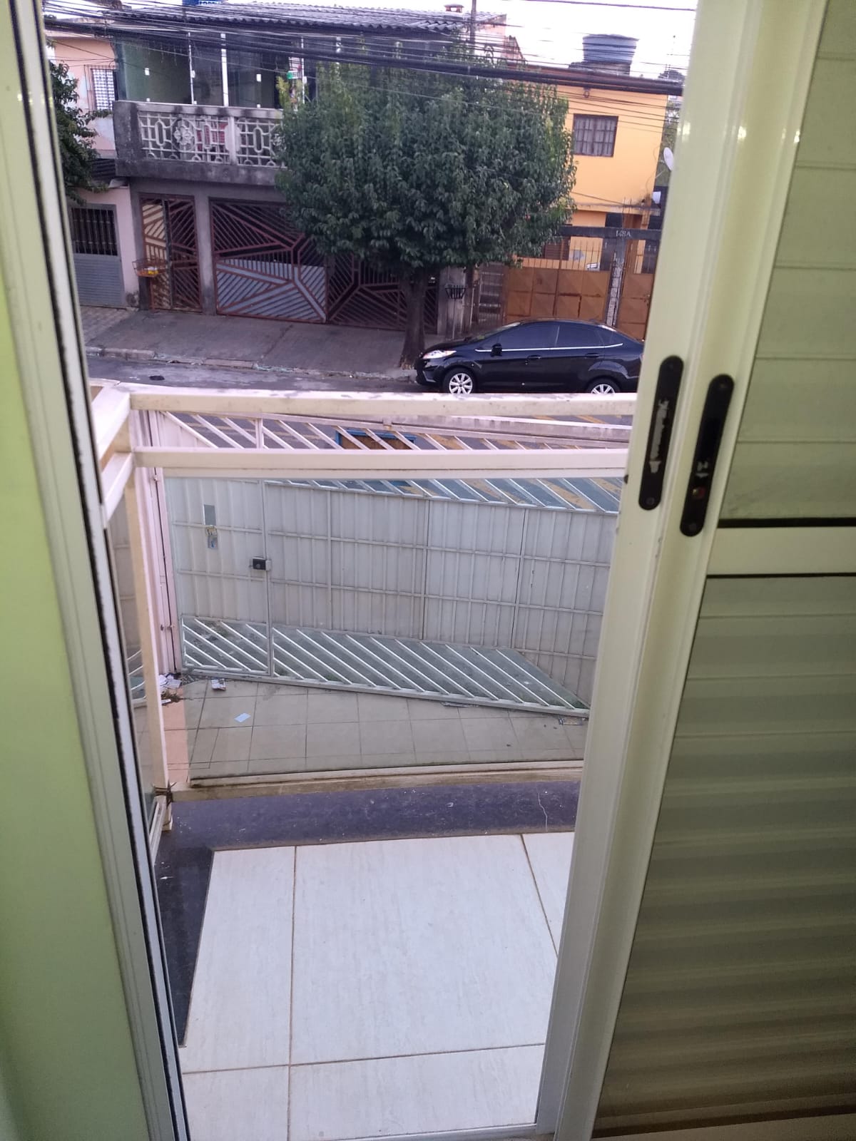 Lindíssimo Sobrado – Jardim das Oliveiras  Localização excelente, ao lado do Centro do Jardim das Oliveiras, próximo a mercados, farmácias, padarias, pontos de ônibus e UBS do bairro.  ✨ Características do imóvel:  Área construída: 70m²  2 dormitórios, sendo 2 suítes  2 vagas de garagem