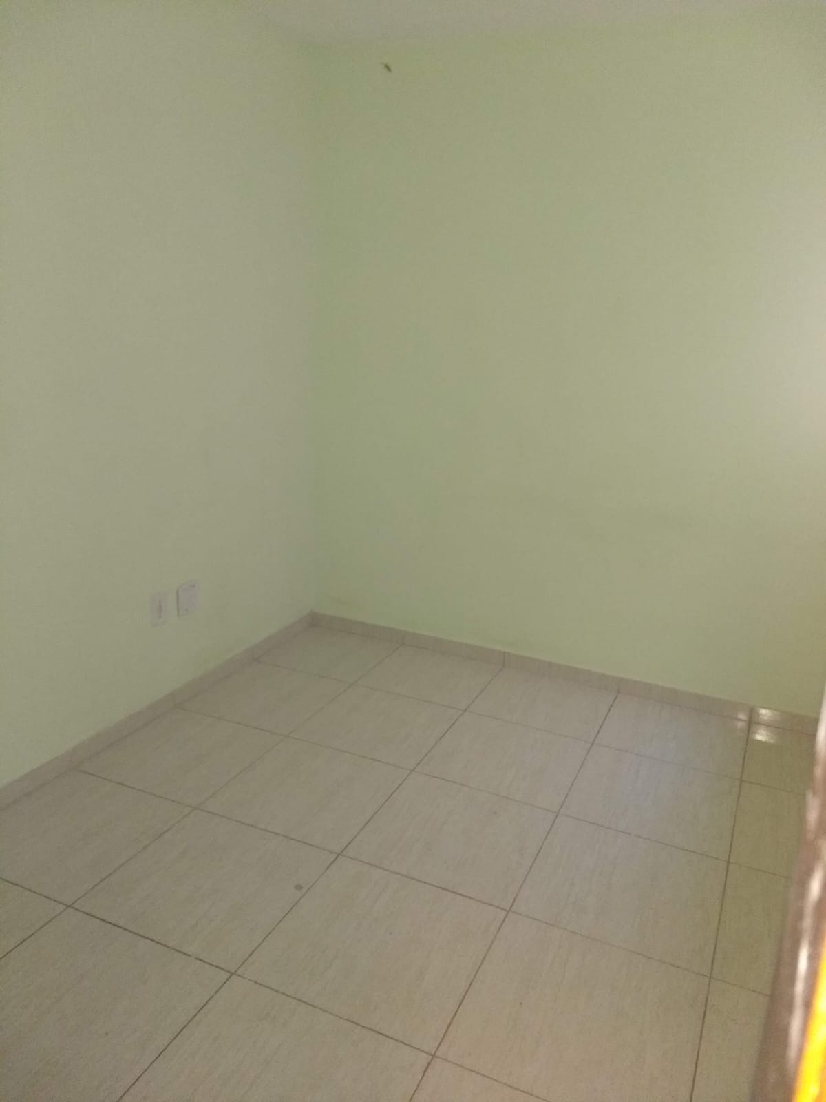 Lindíssimo Sobrado – Jardim das Oliveiras  Localização excelente, ao lado do Centro do Jardim das Oliveiras, próximo a mercados, farmácias, padarias, pontos de ônibus e UBS do bairro.  ✨ Características do imóvel:  Área construída: 70m²  2 dormitórios, sendo 2 suítes  2 vagas de garagem