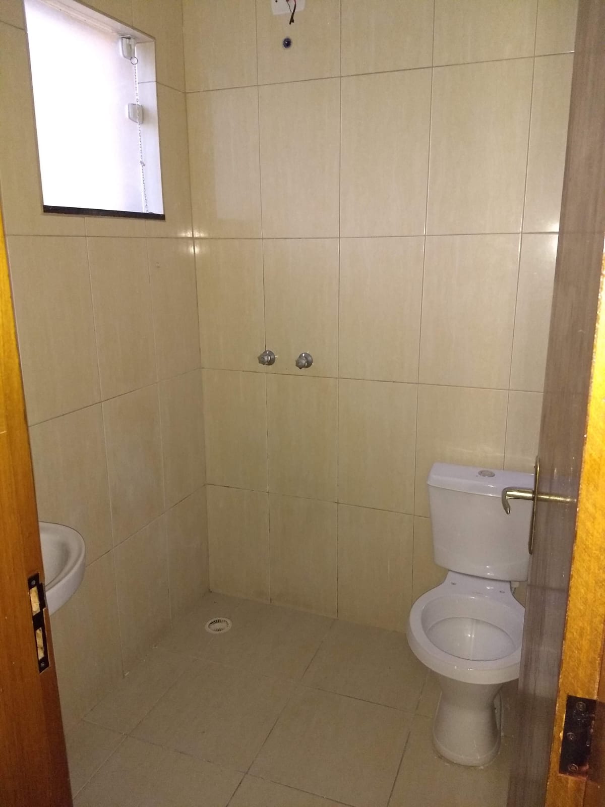 Lindíssimo Sobrado – Jardim das Oliveiras  Localização excelente, ao lado do Centro do Jardim das Oliveiras, próximo a mercados, farmácias, padarias, pontos de ônibus e UBS do bairro.  ✨ Características do imóvel:  Área construída: 70m²  2 dormitórios, sendo 2 suítes  2 vagas de garagem