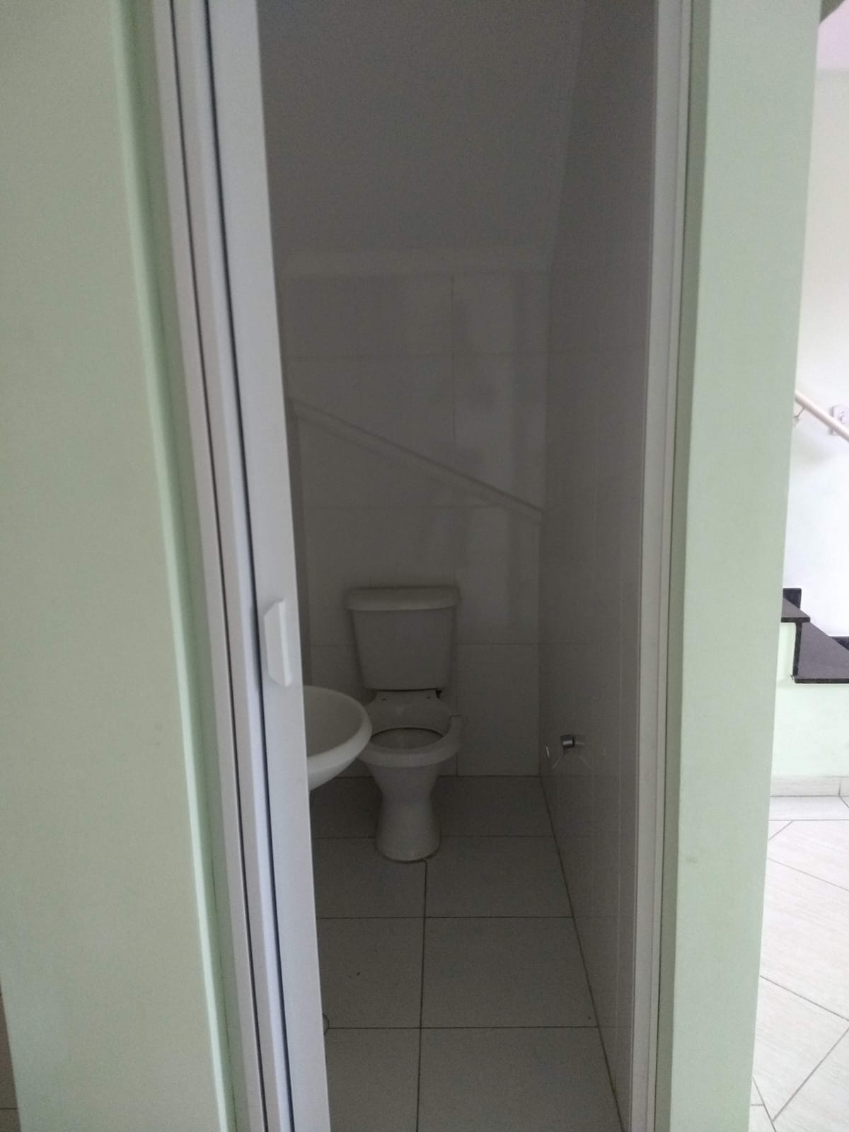 Lindíssimo Sobrado – Jardim das Oliveiras  Localização excelente, ao lado do Centro do Jardim das Oliveiras, próximo a mercados, farmácias, padarias, pontos de ônibus e UBS do bairro.  ✨ Características do imóvel:  Área construída: 70m²  2 dormitórios, sendo 2 suítes  2 vagas de garagem