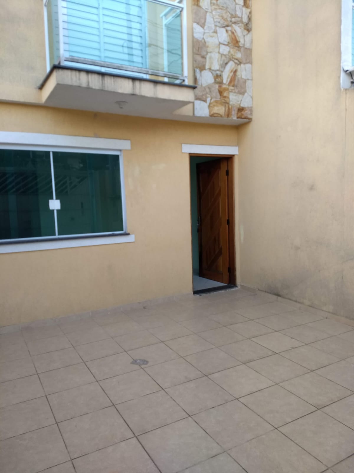 Lindíssimo Sobrado – Jardim das Oliveiras  Localização excelente, ao lado do Centro do Jardim das Oliveiras, próximo a mercados, farmácias, padarias, pontos de ônibus e UBS do bairro.  ✨ Características do imóvel:  Área construída: 70m²  2 dormitórios, sendo 2 suítes  2 vagas de garagem