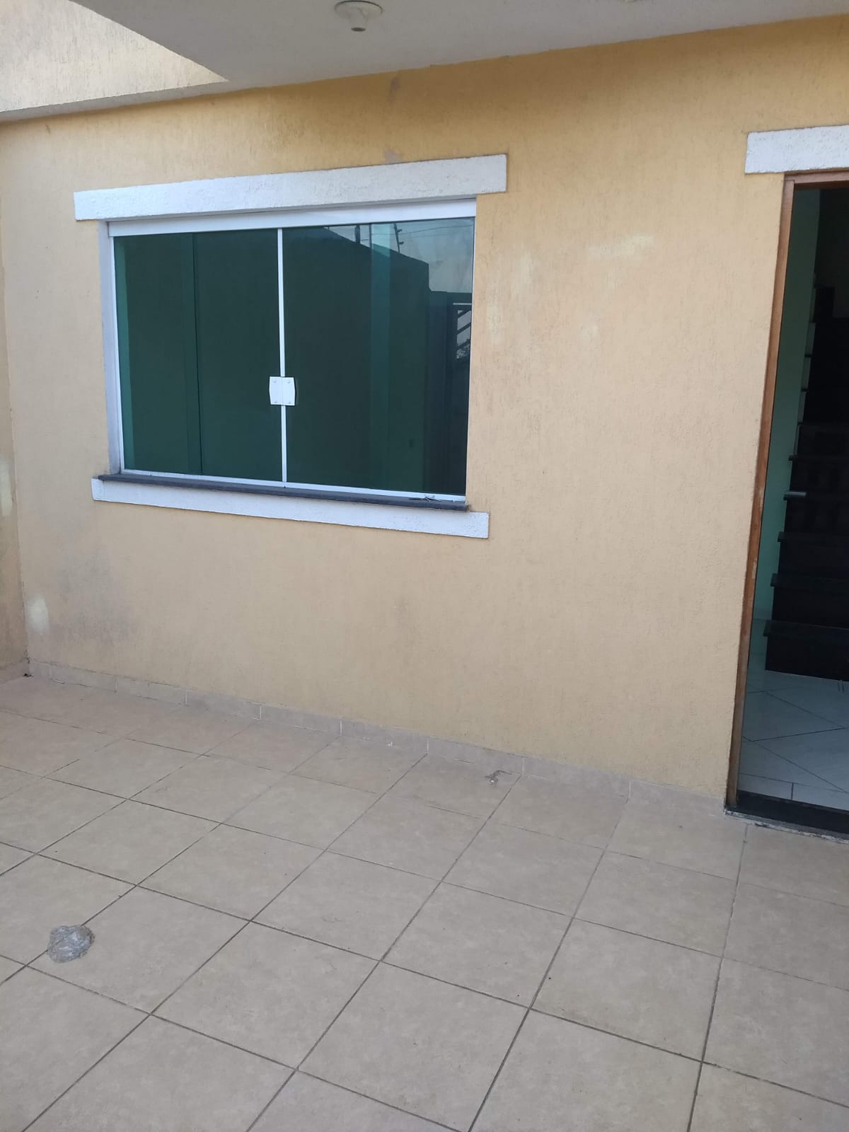 Lindíssimo Sobrado – Jardim das Oliveiras  Localização excelente, ao lado do Centro do Jardim das Oliveiras, próximo a mercados, farmácias, padarias, pontos de ônibus e UBS do bairro.  ✨ Características do imóvel:  Área construída: 70m²  2 dormitórios, sendo 2 suítes  2 vagas de garagem