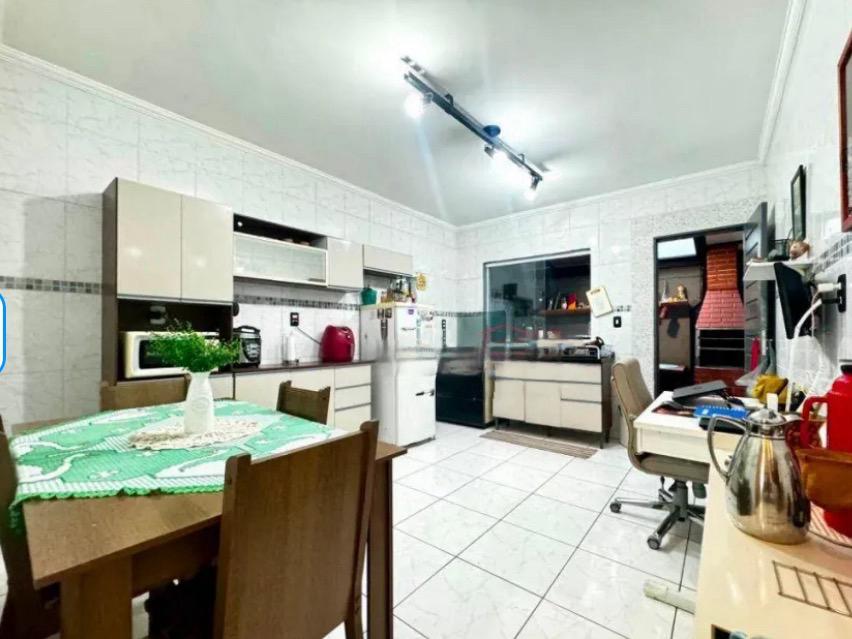  Sobrado Frontal no Jardim Marabá – Completo e Pronto para Morar!  Este belíssimo sobrado oferece conforto, modernidade e lazer em um só lugar:  ✔️ 2 dormitórios amplos, ambos suítes com sacada ✔️ Sala espaçosa para dois ambientes ✔️ Cozinha ampla e funcional ✔️ Lavabo para maior praticidade ✔️ Charmosa área gourmet com churrasqueira já instalada