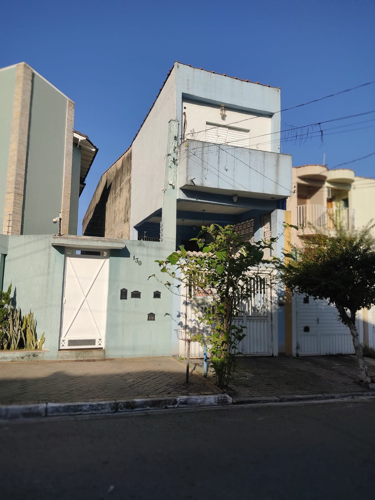  Sobrado à Venda  Próx. ao Parque do Carmo  Lindo sobrado com 170m², muito bem localizado, a apenas 10 minutos do metrô e Shopping Itaquera e 2 quadras do Parque do Carmo. Fácil acesso ao Shopping Aricanduva (15 min) e cercado de comércio, padarias, mercados e farmácias.  Características do imóvel:  3 dormitórios, sendo 1 suíte com closet e sacada