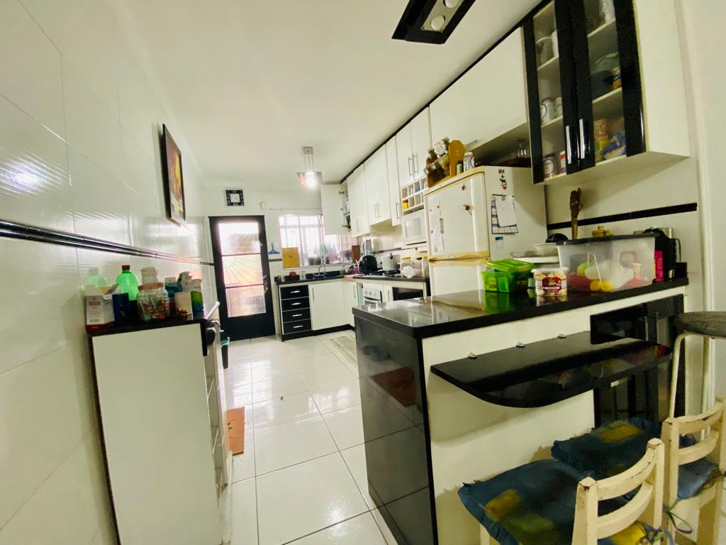  Sobrado à Venda  Próx. ao Parque do Carmo  Lindo sobrado com 170m², muito bem localizado, a apenas 10 minutos do metrô e Shopping Itaquera e 2 quadras do Parque do Carmo. Fácil acesso ao Shopping Aricanduva (15 min) e cercado de comércio, padarias, mercados e farmácias.  Características do imóvel:  3 dormitórios, sendo 1 suíte com closet e sacada