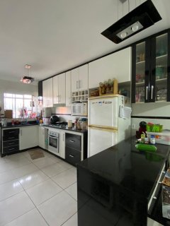  Sobrado à Venda  Próx. ao Parque do Carmo  Lindo sobrado com 170m², muito bem localizado, a apenas 10 minutos do metrô e Shopping Itaquera e 2 quadras do Parque do Carmo. Fácil acesso ao Shopping Aricanduva (15 min) e cercado de comércio, padarias, mercados e farmácias.  Características do imóvel:  3 dormitórios, sendo 1 suíte com closet e sacada