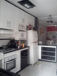  Sobrado à Venda  Próx. ao Parque do Carmo  Lindo sobrado com 170m², muito bem localizado, a apenas 10 minutos do metrô e Shopping Itaquera e 2 quadras do Parque do Carmo. Fácil acesso ao Shopping Aricanduva (15 min) e cercado de comércio, padarias, mercados e farmácias.  Características do imóvel:  3 dormitórios, sendo 1 suíte com closet e sacada