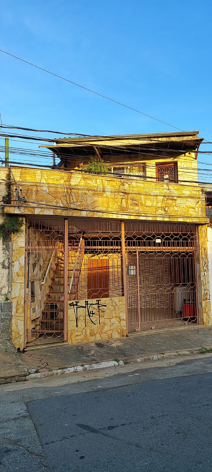  Sobrado no Parque Maria Luíza  Este aconchegante sobrado conta com: ✔️ 4 dormitórios (sendo 1 suíte) ✔️ 2 banheiros sociais ✔️ 2 salas espaçosas ✔️ Terraço arejado ✔️ Lavanderia ✔️ Quintal ✔️ Corredor lateral ✔️ 1 vaga de garagem coberta