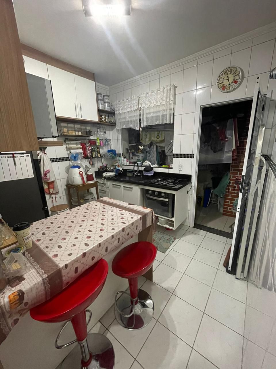 Casa  em Condomínio Fechado – Vila Araguaia  Charmosa Casa  em condomínio exclusivo com apenas 12 unidades, sendo este o último do conjunto, garantindo mais privacidade e tranquilidade.  ✨ Destaques do imóvel:  2 dormitórios (sendo o de casal com armários planejados)  1 banheiro com box de vidro  Sala ampla para 2 ambientes  Cozinha funcional  Lavabo  Lavanderia com churrasqueira  1 vaga 