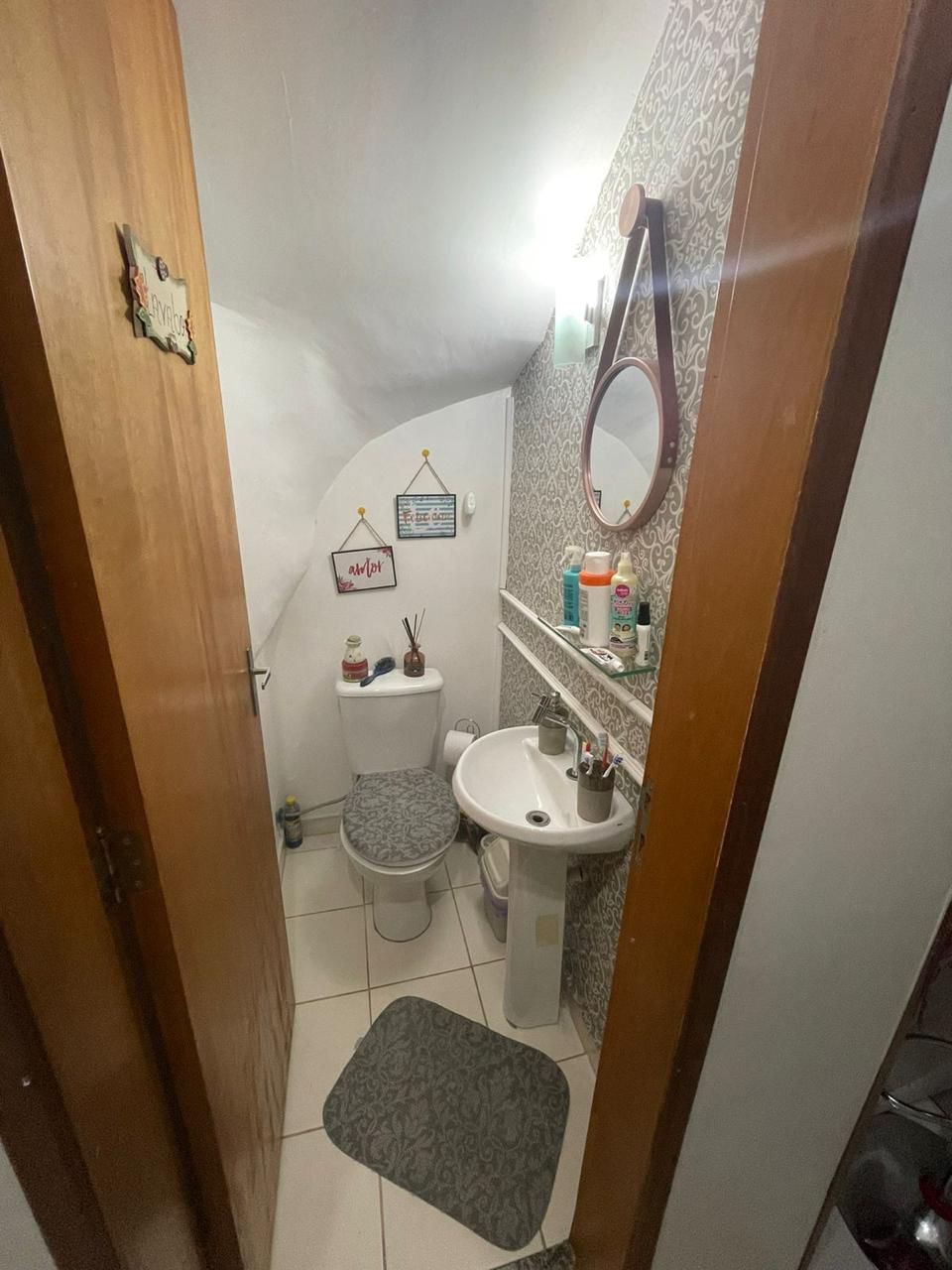 Casa  em Condomínio Fechado – Vila Araguaia  Charmosa Casa  em condomínio exclusivo com apenas 12 unidades, sendo este o último do conjunto, garantindo mais privacidade e tranquilidade.  ✨ Destaques do imóvel:  2 dormitórios (sendo o de casal com armários planejados)  1 banheiro com box de vidro  Sala ampla para 2 ambientes  Cozinha funcional  Lavabo  Lavanderia com churrasqueira  1 vaga 