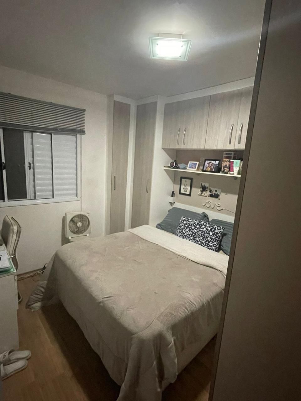 Casa  em Condomínio Fechado – Vila Araguaia  Charmosa Casa  em condomínio exclusivo com apenas 12 unidades, sendo este o último do conjunto, garantindo mais privacidade e tranquilidade.  ✨ Destaques do imóvel:  2 dormitórios (sendo o de casal com armários planejados)  1 banheiro com box de vidro  Sala ampla para 2 ambientes  Cozinha funcional  Lavabo  Lavanderia com churrasqueira  1 vaga 