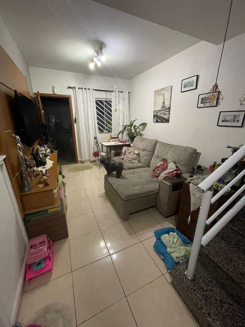 Casa  em Condomínio Fechado – Vila Araguaia  Charmosa Casa  em condomínio exclusivo com apenas 12 unidades, sendo este o último do conjunto, garantindo mais privacidade e tranquilidade.  ✨ Destaques do imóvel:  2 dormitórios (sendo o de casal com armários planejados)  1 banheiro com box de vidro  Sala ampla para 2 ambientes  Cozinha funcional  Lavabo  Lavanderia com churrasqueira  1 vaga 