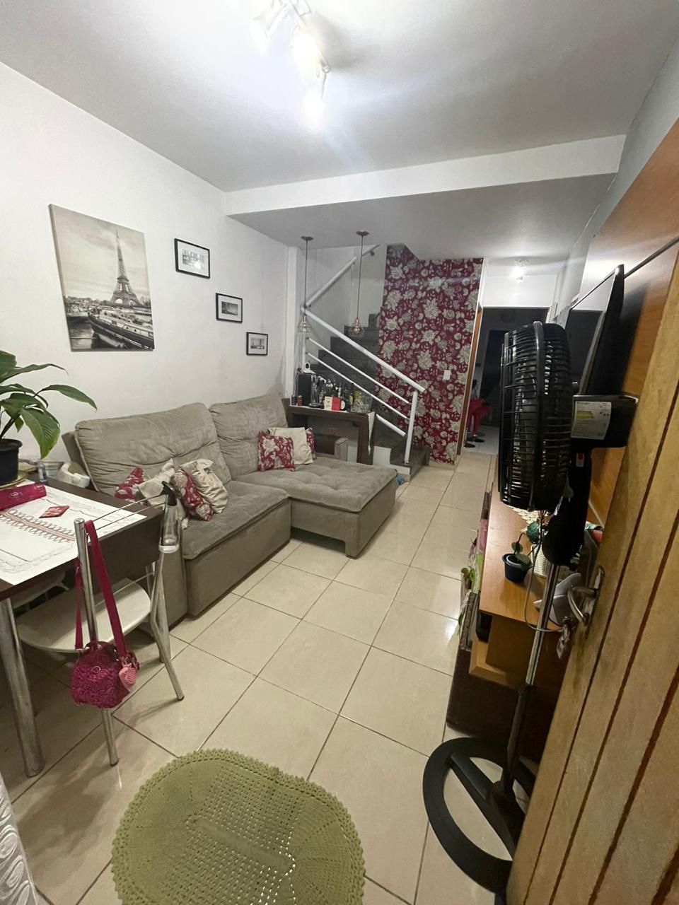 Casa  em Condomínio Fechado – Vila Araguaia  Charmosa Casa  em condomínio exclusivo com apenas 12 unidades, sendo este o último do conjunto, garantindo mais privacidade e tranquilidade.  ✨ Destaques do imóvel:  2 dormitórios (sendo o de casal com armários planejados)  1 banheiro com box de vidro  Sala ampla para 2 ambientes  Cozinha funcional  Lavabo  Lavanderia com churrasqueira  1 vaga 