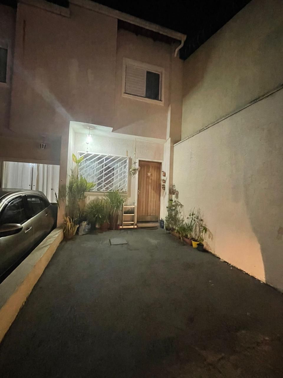 Casa  em Condomínio Fechado – Vila Araguaia  Charmosa Casa  em condomínio exclusivo com apenas 12 unidades, sendo este o último do conjunto, garantindo mais privacidade e tranquilidade.  ✨ Destaques do imóvel:  2 dormitórios (sendo o de casal com armários planejados)  1 banheiro com box de vidro  Sala ampla para 2 ambientes  Cozinha funcional  Lavabo  Lavanderia com churrasqueira  1 vaga 