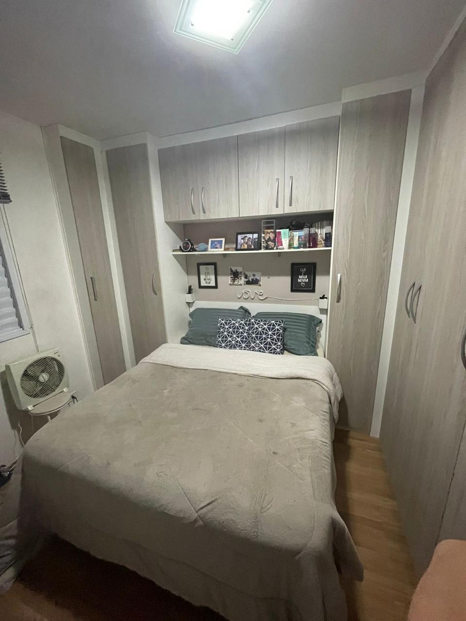 Casa  em Condomínio Fechado – Vila Araguaia  Charmosa Casa  em condomínio exclusivo com apenas 12 unidades, sendo este o último do conjunto, garantindo mais privacidade e tranquilidade.  ✨ Destaques do imóvel:  2 dormitórios (sendo o de casal com armários planejados)  1 banheiro com box de vidro  Sala ampla para 2 ambientes  Cozinha funcional  Lavabo  Lavanderia com churrasqueira  1 vaga 