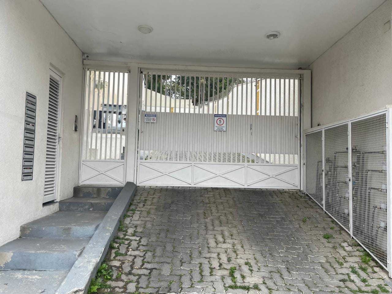 Casa  em Condomínio Fechado – Vila Araguaia  Charmosa Casa  em condomínio exclusivo com apenas 12 unidades, sendo este o último do conjunto, garantindo mais privacidade e tranquilidade.  ✨ Destaques do imóvel:  2 dormitórios (sendo o de casal com armários planejados)  1 banheiro com box de vidro  Sala ampla para 2 ambientes  Cozinha funcional  Lavabo  Lavanderia com churrasqueira  1 vaga 