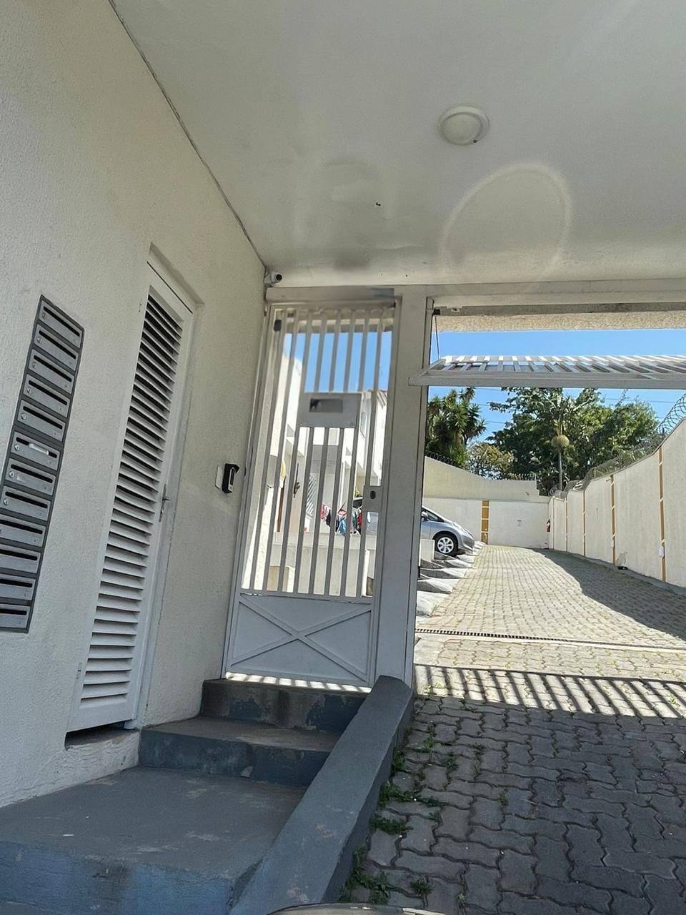 Casa  em Condomínio Fechado – Vila Araguaia  Charmosa Casa  em condomínio exclusivo com apenas 12 unidades, sendo este o último do conjunto, garantindo mais privacidade e tranquilidade.  ✨ Destaques do imóvel:  2 dormitórios (sendo o de casal com armários planejados)  1 banheiro com box de vidro  Sala ampla para 2 ambientes  Cozinha funcional  Lavabo  Lavanderia com churrasqueira  1 vaga 