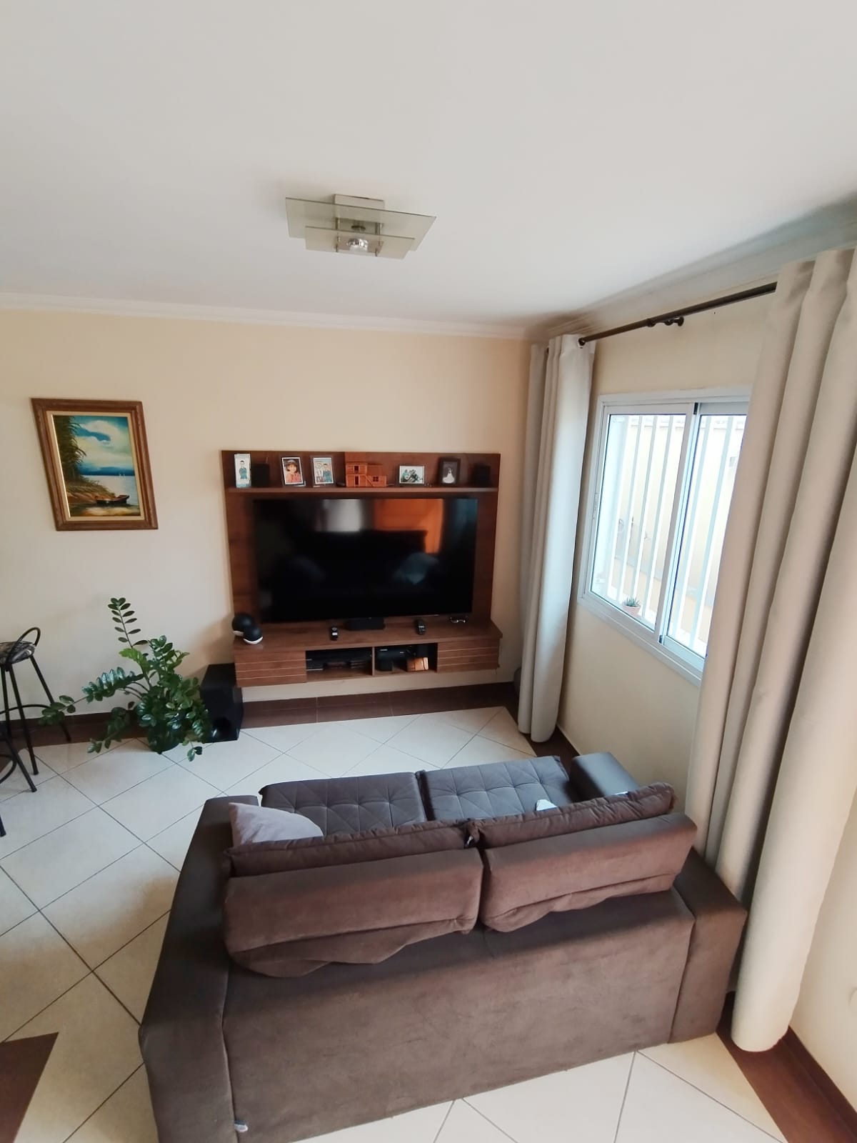  Sobrado em Condomínio Fechado – Ponte Rasa  Excelente sobrado em condomínio fechado, pronto para morar e com ótima localização!  ✨ Características do imóvel:  2 dormitórios, ambos suítes  1 lavabo  Sala ampla para 2 ambientes  Cozinha planejada com balcão integrado e móveis completos  Área de serviços com churrasqueira  1 vaga de garagem