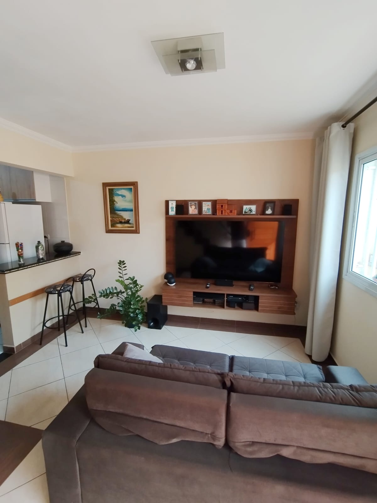  Sobrado em Condomínio Fechado – Ponte Rasa  Excelente sobrado em condomínio fechado, pronto para morar e com ótima localização!  ✨ Características do imóvel:  2 dormitórios, ambos suítes  1 lavabo  Sala ampla para 2 ambientes  Cozinha planejada com balcão integrado e móveis completos  Área de serviços com churrasqueira  1 vaga de garagem