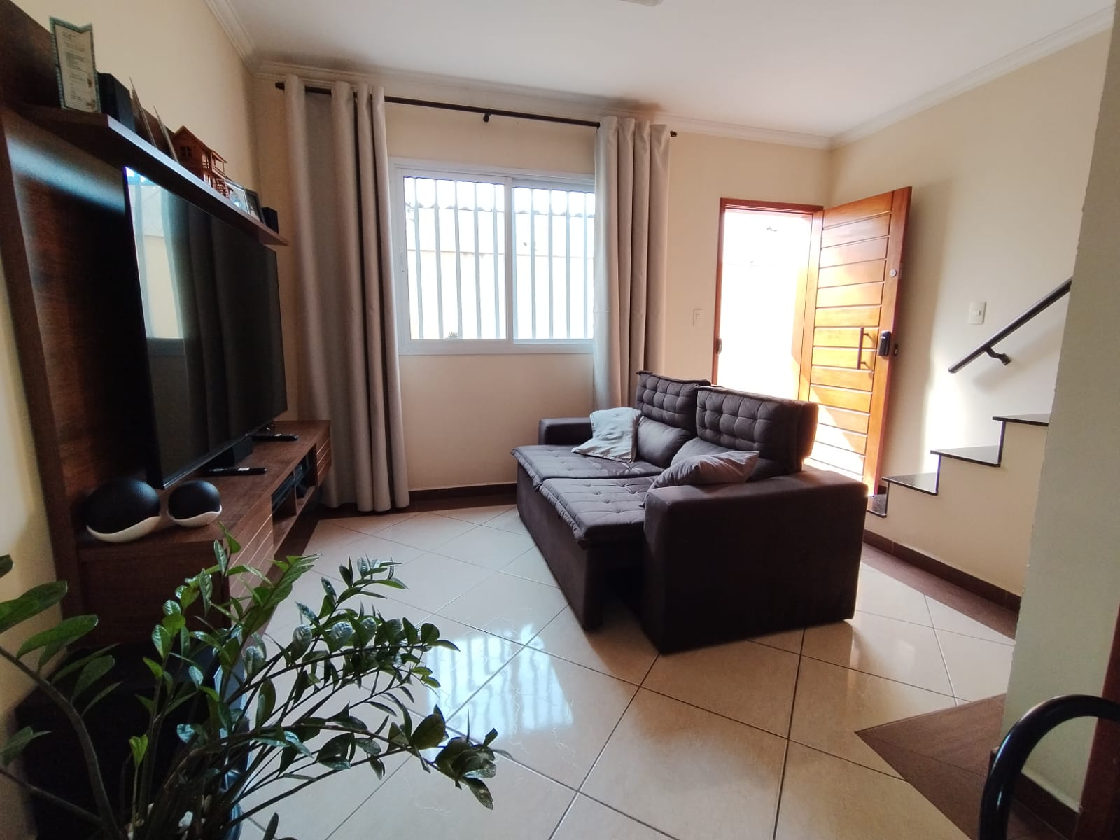  Sobrado em Condomínio Fechado – Ponte Rasa  Excelente sobrado em condomínio fechado, pronto para morar e com ótima localização!  ✨ Características do imóvel:  2 dormitórios, ambos suítes  1 lavabo  Sala ampla para 2 ambientes  Cozinha planejada com balcão integrado e móveis completos  Área de serviços com churrasqueira  1 vaga de garagem